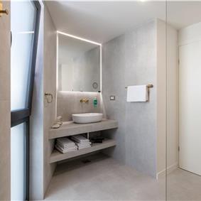 4 bedroom villa with heated pool and sea view in Vinišće, sleeps 8